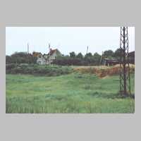 111-1351 Wehlau, Wattlau, verfuellte Kiesgrube an der Ecke Petersdorfer Strasse-Feldweg, einstmals beliebte Rodelbahn in die Grube hinein.JPG